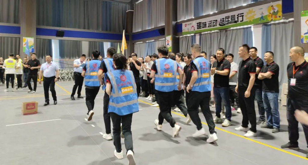 趣味运动结伴同行 | 腾博官网物流趣味运动会